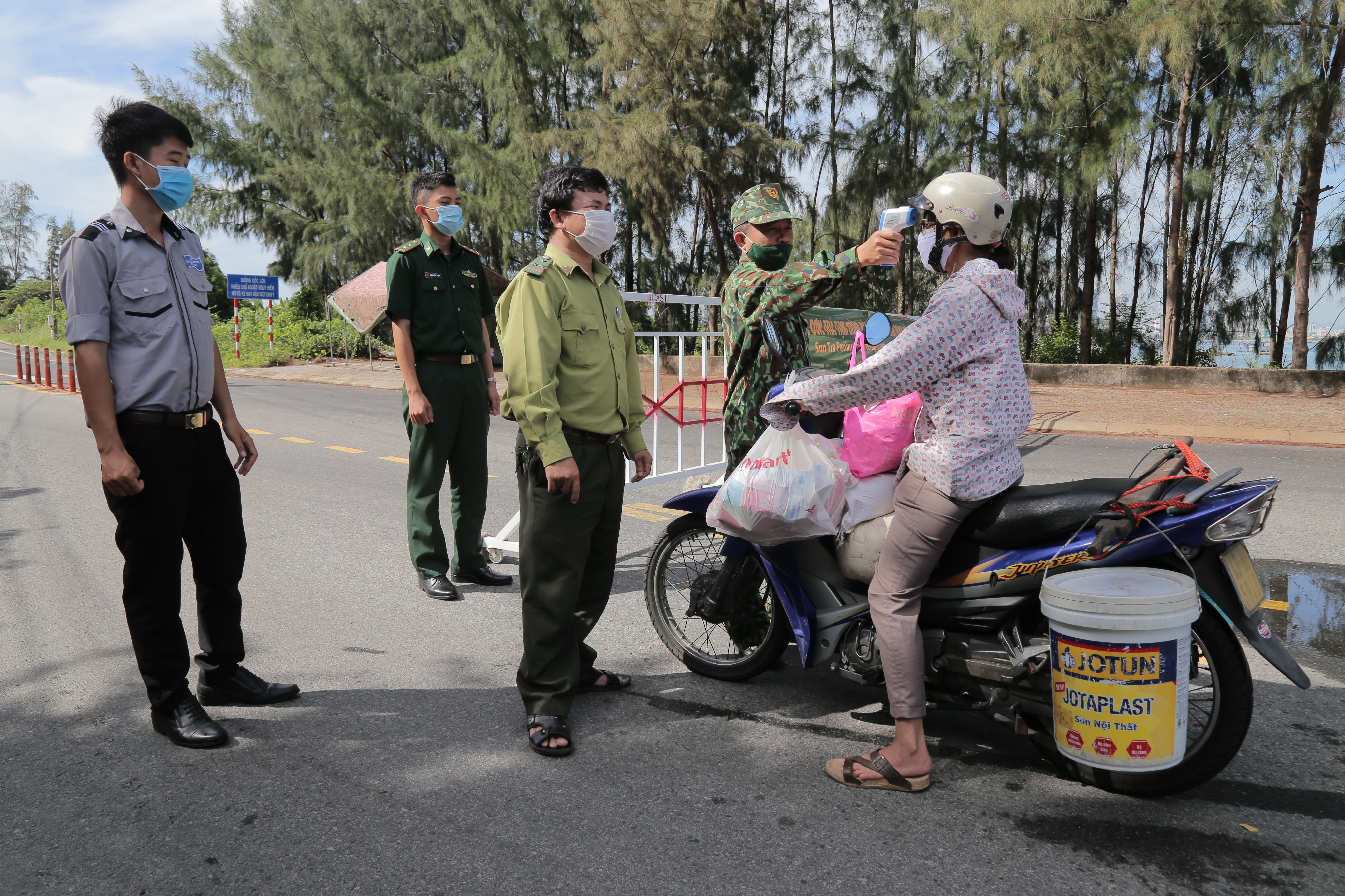 Lập chốt dưới chân núi, thực thi nhiệm vụ chống dịch